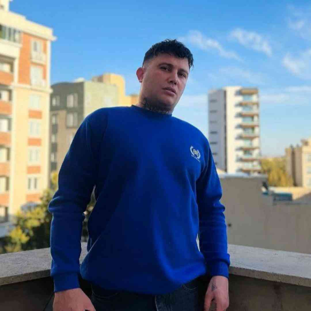 دانلود آهنگ تک و تنیا کفتم و ناو ای جاده از علی احمدیانی